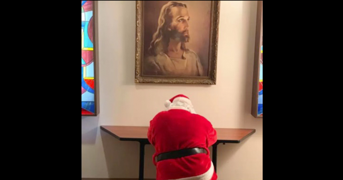 Weihnachtsmann kniet sich in ruhigem Moment in Kapelle hin – hatte zuvor Kinder im Krankenhaus besucht