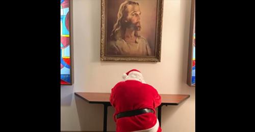 Weihnachtsmann kniet sich in ruhigem Moment in Kapelle hin – hatte zuvor Kinder im Krankenhaus besucht