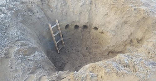  Stattliches Loch : Kinder sollen fast zwei Meter tiefe Grube gebuddelt haben
