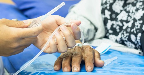Um Intensiv Betten frei zu bekommen: Chefarzt (47) soll Covid Patienten totgespritzt haben