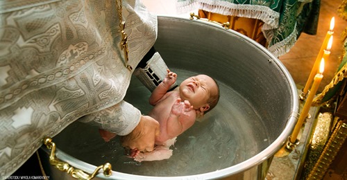Herzstillstand nach orthodoxer Taufe: Wochenaltes Baby (†) stirbt mit Wasser in der Lunge
