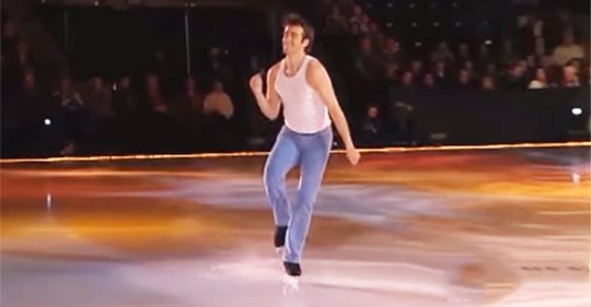 Gutaussehender Eiskunstläufer performt  Footloose  auf dem Eis. Kevin Bacon würde lächeln
