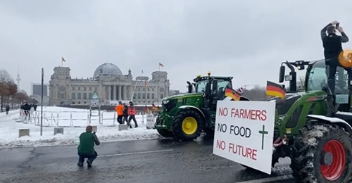 Bauern begehren auf: Hunderte Traktoren vor dem Reichstagsgebäude