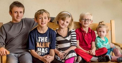 Familie gesucht  Fünf Geschwister suchen eine Familie, die sie alle zusammen adoptiert