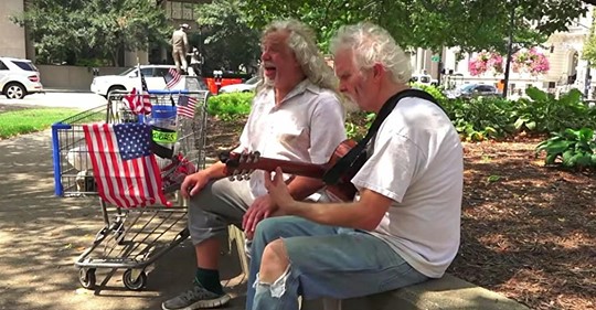 Obdachloser sing  Halleluja  auf der Straße und Passanten können nicht anders, als stehenzubleiben und zuzuhören