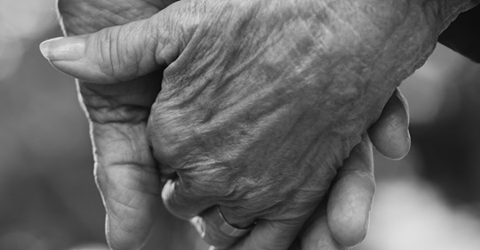 Gleichzeitiger Tod: Paar stirbt nach 70 Jahren Ehe Hand in Hand