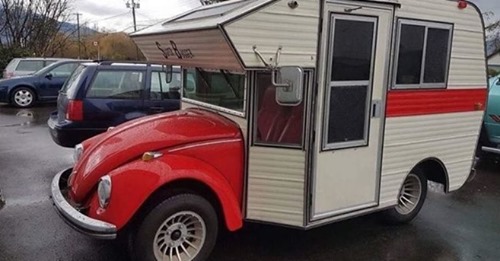 Ein Volkswagen Käfer in ein Wohnmobil umgewandelt, was für eine tolle Idee!