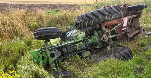 BaWü: Senior kommt mit Traktor ins Rutschen und fällt Böschung runter – wird rausgeschleudert und stirbt