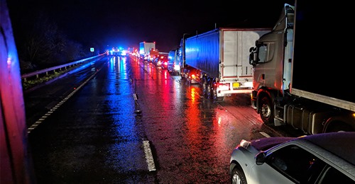 Hamburg: Auto baut auf A7 aufgrund von Straßenglätte Unfall, Mann (64) will helfen – wird tödlich angefahren