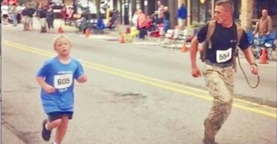 9-jähriger verliert Anschluss zu seiner Laufgruppe und fragt einen Marine-Soldaten, ob dieser mit ihm laufen könne
