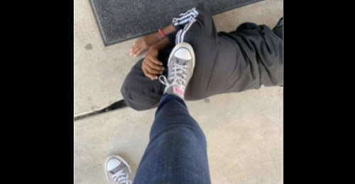 Lehrerin nach Teilen von „Scherz-Bild“ suspendiert, auf dem sie einem schwarzen Schüler ihren Fuß auf den Hals legt