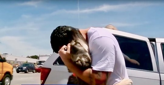 Ein US Soldat rettet einen Hund, den er im Irak zurücklassen musste, und bringt ihn nach Kalifornien