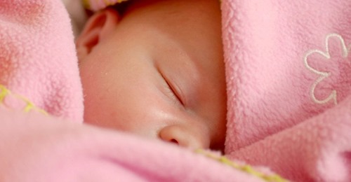 Die Mutter will nur neutrale Kleidung für die noch ungeborene Tochter: Ihre Schwiegermutter kauft ihr nur rosafarbene Kleidchen