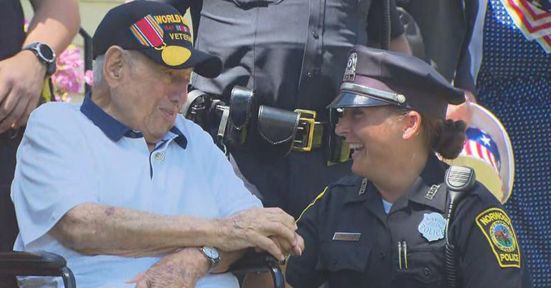 96 jähriger Veteran des Zweiten Weltkriegs reist 1.500 km, um Grab des Mannes zu besuchen, der ihm das Leben rettete