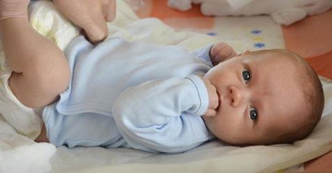 „Periode“ bei Babys: Das solltest du darüber wissen