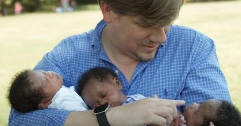 Ein weißes Paar bringt schwarze Drillinge nach Embryo Adoption zur Welt