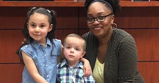 Schwarze Mutter redet über Anfeindungen, die sie nach der Adoption weißer Kinder erfahren hat
