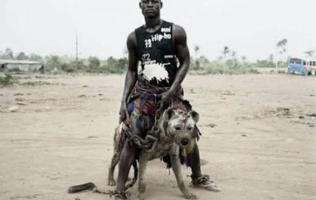 Fotos von „Hyänen Männern“ gehen um die Welt.