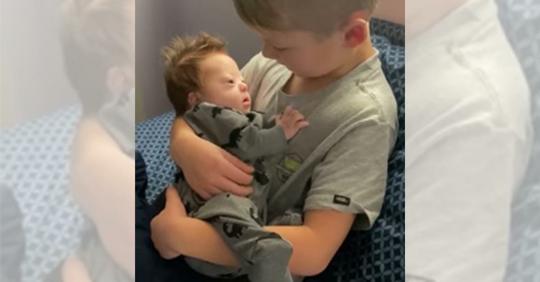 Junge darf neugeborenen Bruder mit Down-Syndrom im Arm halten – Mutter überwältigt von seinen ehrlichen Worten