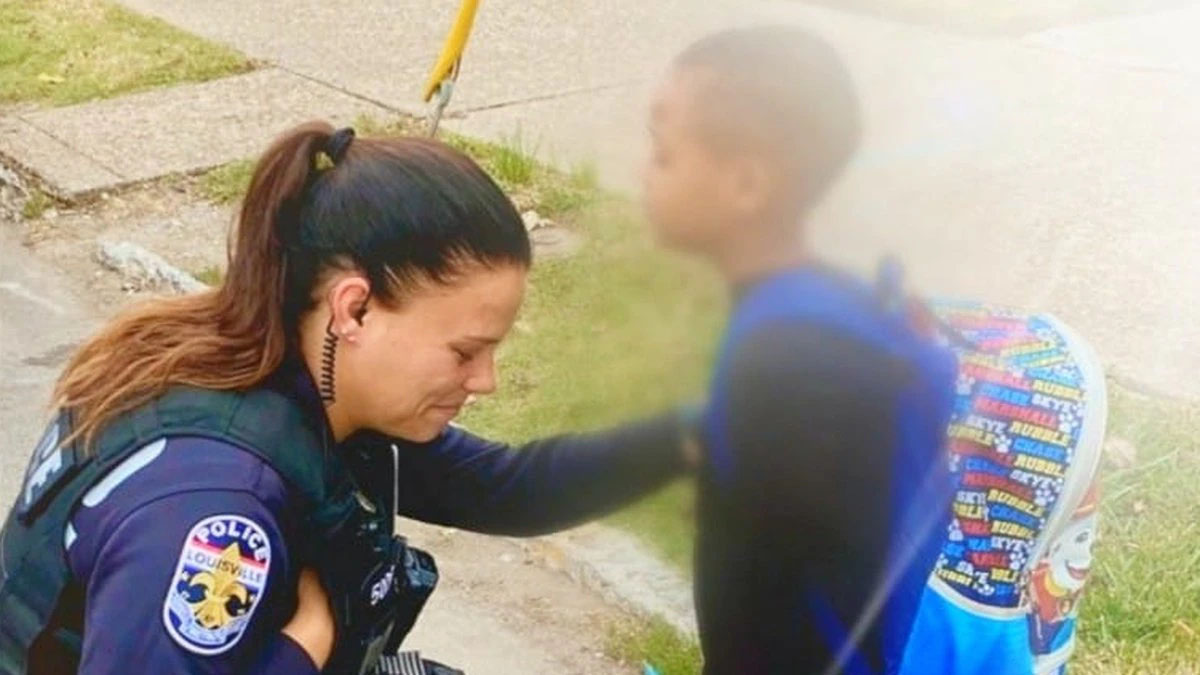 Junge hält eine Polizistin auf dem Weg zur Schule an und bittet sie, mit ihm zu beten