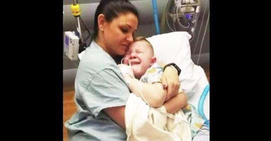 Mutter betritt Krankenhauszimmer, um ihren verängstigten Sohn nach der OP zu trösten und sieht Krankenschwester, die mit ihm im Bett kuschelt