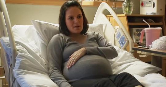 Eine Mama hat zum dritten Mal ihre Wehen und nach der Geburt des Babys holt der Arzt zwei weitere heraus