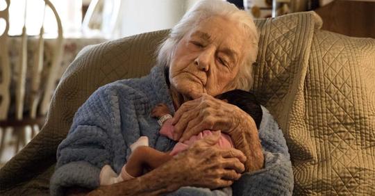 Geburt ihrer Ururenkelin gibt 92 jähriger Frau neue Kraft nach Todesdiagnose