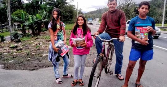 Alleinerziehender Vater radelt jeden Tag 28 Kilometer, damit seine Kinder ihre Schularbeiten machen können