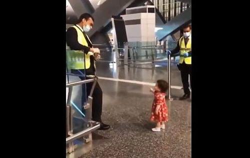 Junges Mädchen bittet um Erlaubnis, sich von ihrer Tante am Flughafen verabschieden zu dürfen