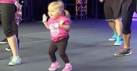 Ein kleines Mädchen springt auf die Bühne und stiehlt allen die Show - zur großen Freude des Publikums