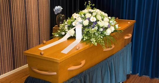 Trauernde Mutter scheut Beerdigung ihrer 3 jährigen Tochter, als Fremde Sarg für die Bestattung spenden
