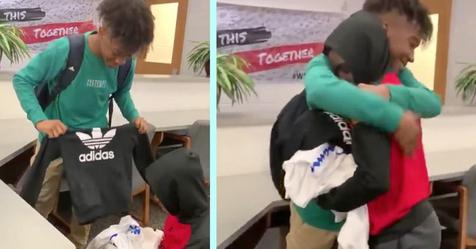 Er schenkt einem gemobbten Klassenkameraden drei Säcke mit Kleidung: er hatte kein Geld, um neue Kleidung zu kaufen