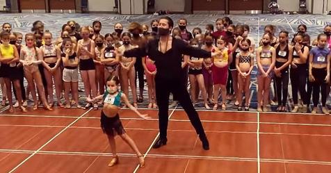 Valentin Chmerkovskiy wählt ein winziges Mädchen als Tanzpartnerin und erwartet nicht, dass sie sich besser bewegt als er