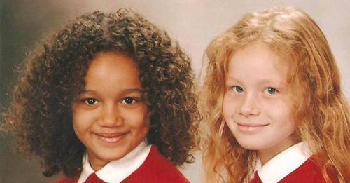 Niemand glaubt, dass die beiden jungen Frauen tatsächlich Zwillinge sind – unterschiedliche Hautfarbe