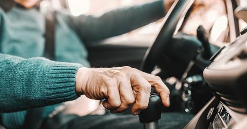 Mann fährt 70 Jahre ohne Führerschein   dann gerät er in seine erste Polizeikontrolle