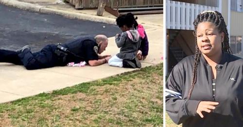 Polizist legt sich auf den Boden, um zusammen mit ein paar kleinen Mädchen mit Puppen zu spielen