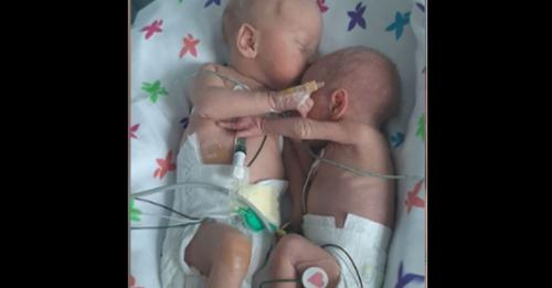 Winziges Baby kuschelt erstmals mit Zwillingsbruder: Ärzte gingen von ihrem Tod aus