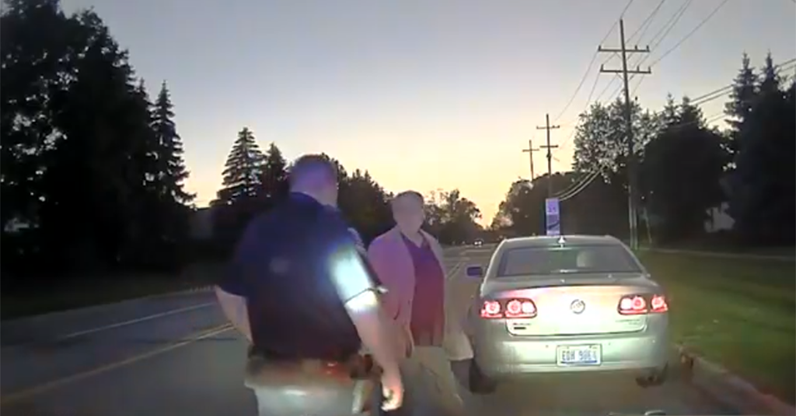 Polizeibeamter hält Autofahrer wegen überhöhter Geschwindigkeit an, erfährt dann aber, dass er Hilfe für seine kranke Frau suchte