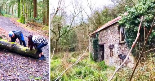Ein Paar findet eine verlassene Hütte, die sich tief im Wald versteckt, öffnet die Tür und es ist, als wäre die Zeit stehen geblieben
