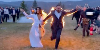 Video: Brautpaar zündet sich während Hochzeit an