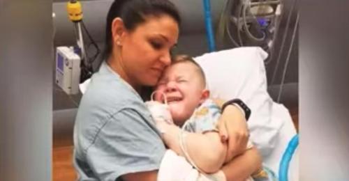 5-jähriger ängstlich und alleine, nachdem er nach OP aufwacht, deshalb setzt sich Krankenschwester zu ihm und nimmt ihn fest in den Arm