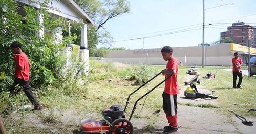 Drei junge Brüder gründen ihr eigenes Unternehmen für Rasenmäharbeiten:  Wir haben es einfach weiter gemacht 