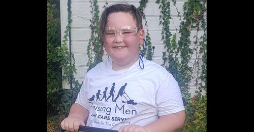 9 jähriger Junge mäht kostenlos den Rasen für Senioren, Menschen mit Behinderungen und Veteranen – danke, Jesse
