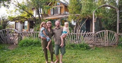 Familie baut ein Haus, das sich selbst versorgt: Sie bezahlen keine Rechnungen und sparen 50.000 Euro im Jahr