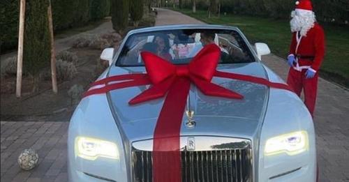 Cristiano Ronaldo bekommt Rolls Royce Cabrio zu Weihnachtsbaum