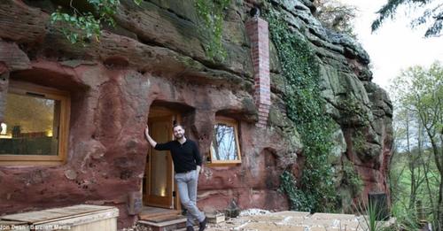 Der Mann kauft eine Hunderte von Jahren alte Höhle und verwandelt sie in ein schönes modernes Zuhause