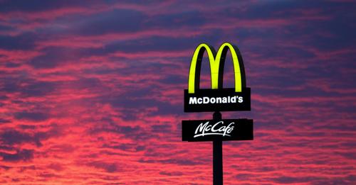 McCrispy-Werbung neben Krematorium geht viral: McDonald's nimmt geschmacklos platziertes Plakat ab