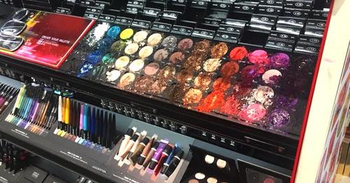 Ein Kind zerstört Make-Up im Wert von über 1200 Euro von Sephora: Die Angestellten nehmen sich seiner 'zerstörten' Mutter an