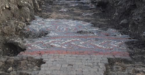 Jahrhundertealtes Badehaus: Römisches Mosaik auf Aldi-Baustelle in England gefunden