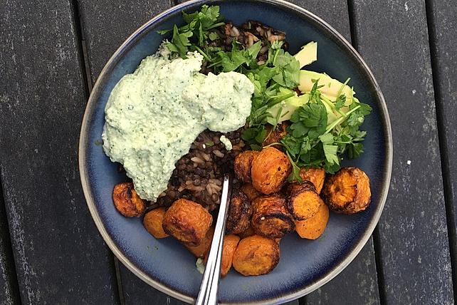 Vegane Curry-Linsen-Bowl mit Röst-Karotten und Petersilien-Dip